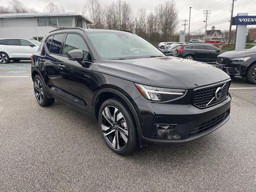Onyx Black Metallic 2024 Volvo XC40 B5 Plus Dark Theme