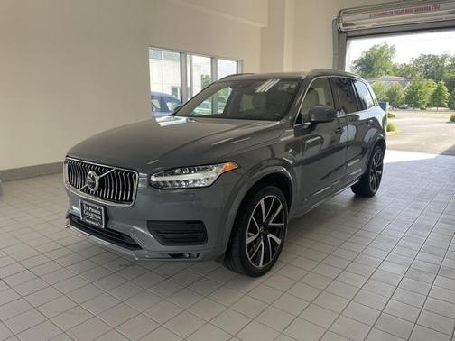 2022 Volvo XC90 T6 Momentum