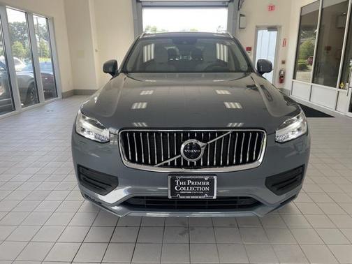 2022 Volvo XC90 T6 Momentum