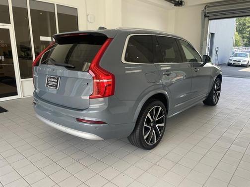 2022 Volvo XC90 T6 Momentum