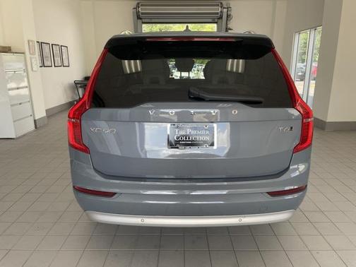 2022 Volvo XC90 T6 Momentum