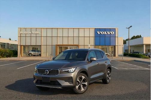 2025 Volvo XC40 B5 Plus Dark Theme