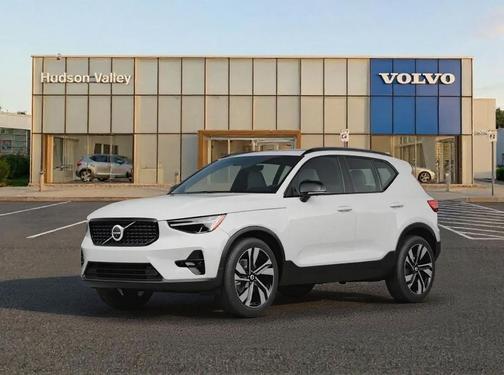 2025 Volvo XC40 B5 Plus Dark Theme