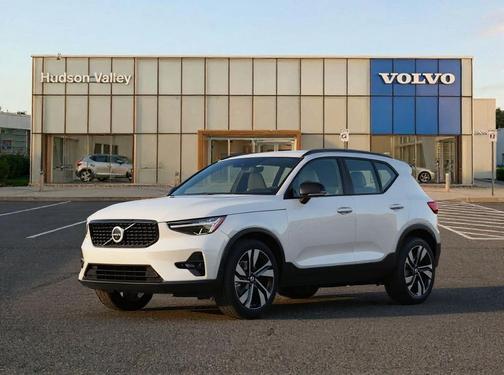 2025 Volvo XC40 B5 Plus Dark Theme