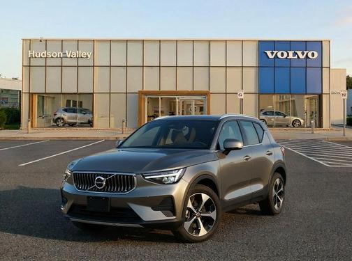 2025 Volvo XC40 B5 Plus Dark Theme