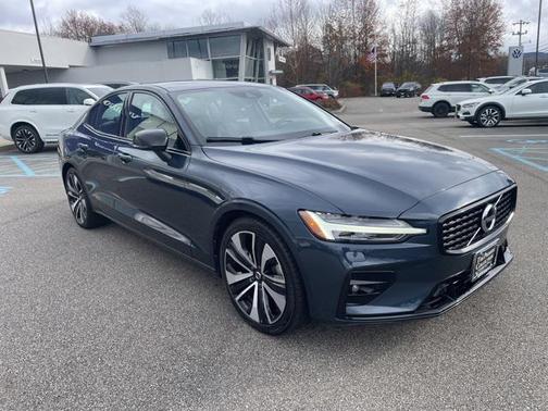 2022 Volvo S60 T5 Momentum