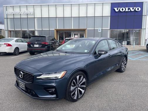 2022 Volvo S60 T5 Momentum