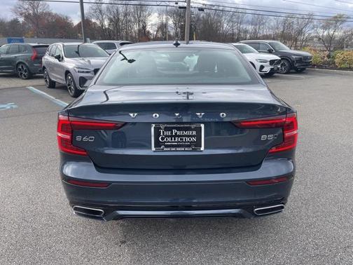 2022 Volvo S60 T5 Momentum