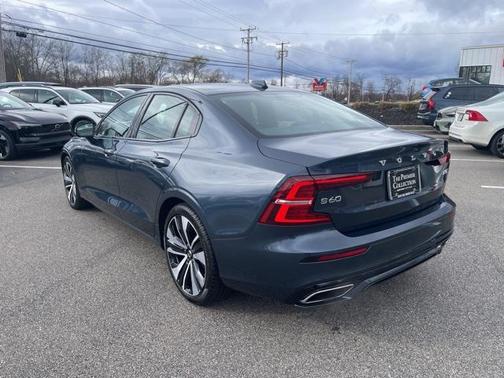 2022 Volvo S60 T5 Momentum