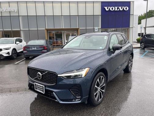 2023 Volvo XC60 B5 Plus Dark Theme