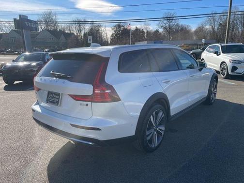 2025 Volvo V60 Cross Country Plus, B5 AWD Gas (mild hybrid)