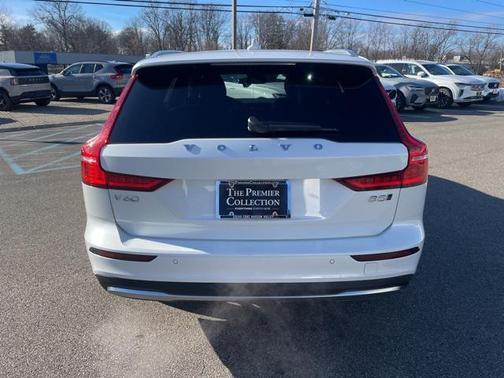 2025 Volvo V60 Cross Country Plus, B5 AWD Gas (mild hybrid)