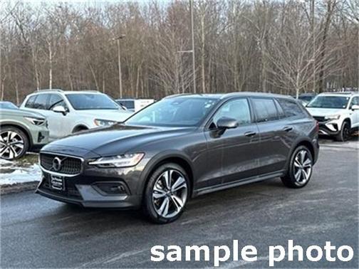 2025 Volvo V60 Cross Country Plus, B5 AWD Gas (mild hybrid)