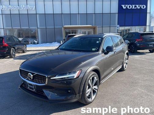 2025 Volvo V60 Cross Country Plus, B5 AWD Gas (mild hybrid)