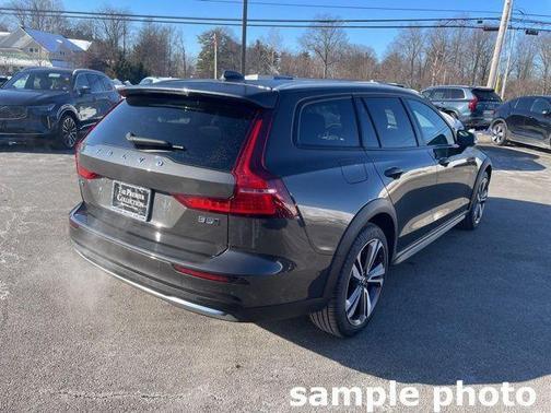 2025 Volvo V60 Cross Country Plus, B5 AWD Gas (mild hybrid)