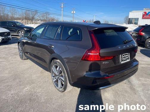 2025 Volvo V60 Cross Country Plus, B5 AWD Gas (mild hybrid)