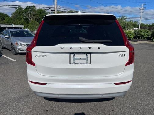 2022 Volvo XC90 T6 Momentum