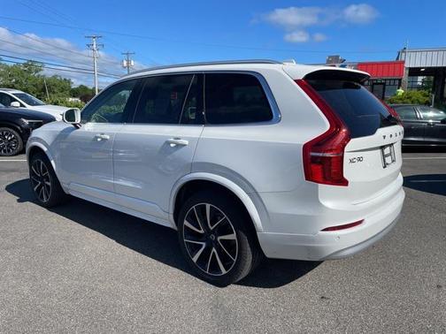 2022 Volvo XC90 T6 Momentum