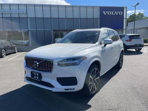 2022 Volvo XC90 T6 Momentum
