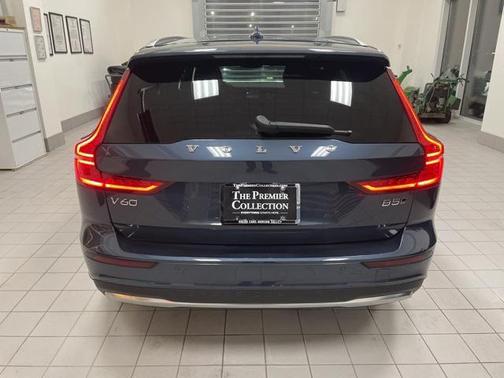 2025 Volvo V60 Cross Country Plus, B5 AWD Gas (mild hybrid)