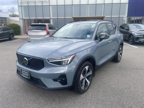 2023 Volvo XC40 B5 Plus Dark Theme