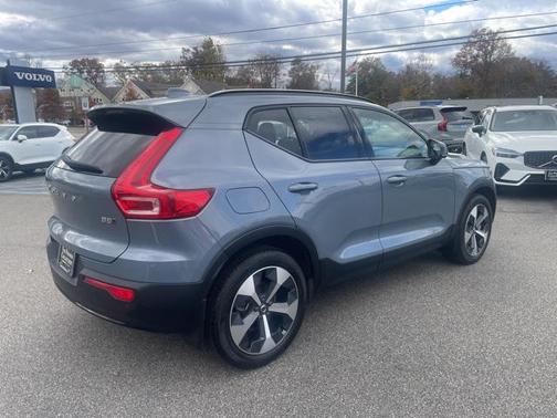 2023 Volvo XC40 B5 Plus Dark Theme