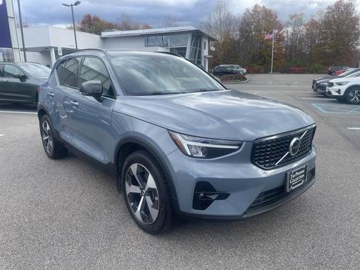 2023 Volvo XC40 B5 Plus Dark Theme