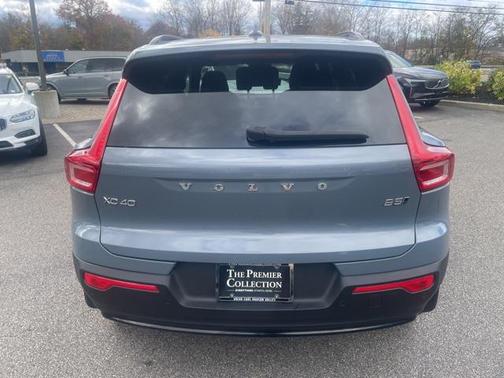 2023 Volvo XC40 B5 Plus Dark Theme