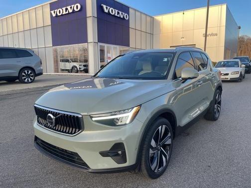 2023 Volvo XC40 B5 Plus Bright Theme