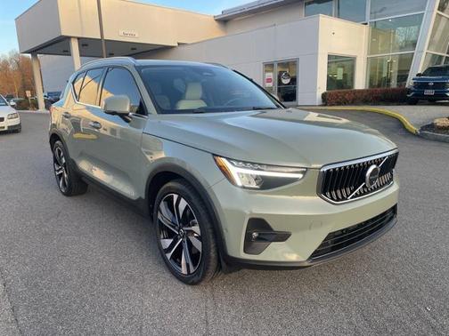 2023 Volvo XC40 B5 Plus Bright Theme