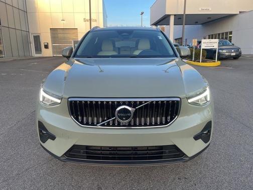2023 Volvo XC40 B5 Plus Bright Theme