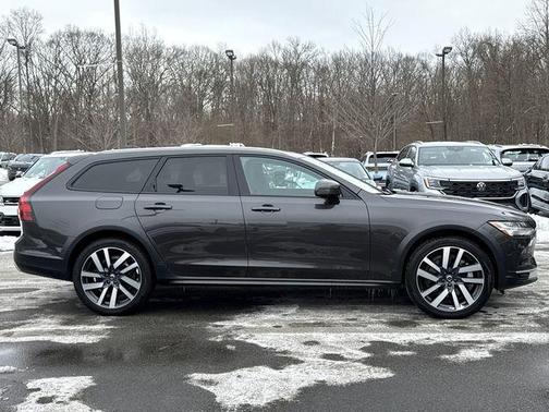 2023 Volvo V90 Cross Country B6 Plus