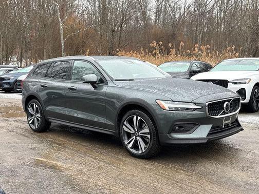 2026 Volvo V60 Cross Country Plus, B5 AWD Gas (mild hybrid)