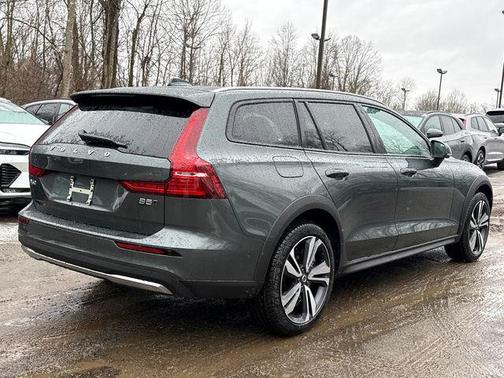 2026 Volvo V60 Cross Country Plus, B5 AWD Gas (mild hybrid)