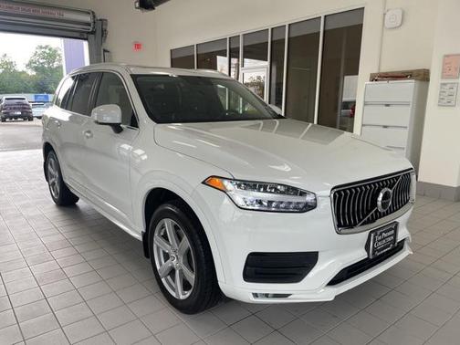 2022 Volvo XC90 T6 Momentum