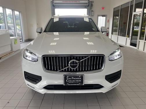 2022 Volvo XC90 T6 Momentum