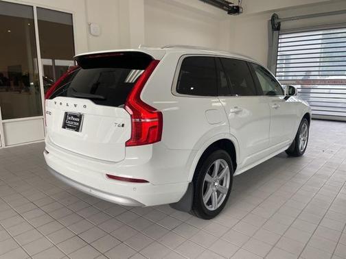2022 Volvo XC90 T6 Momentum