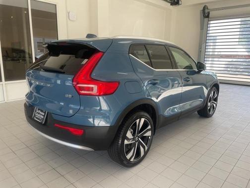 2023 Volvo XC40 B5 Plus Bright Theme