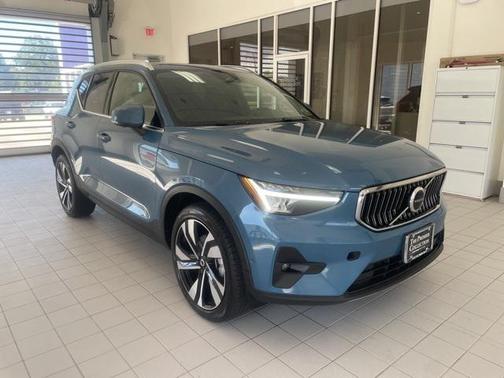 2023 Volvo XC40 B5 Plus Bright Theme
