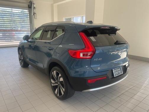 2023 Volvo XC40 B5 Plus Bright Theme