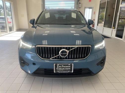 2023 Volvo XC40 B5 Plus Bright Theme