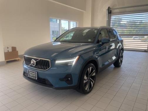 2023 Volvo XC40 B5 Plus Bright Theme