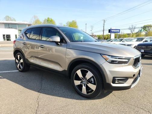 2022 Volvo XC40 T5 Momentum
