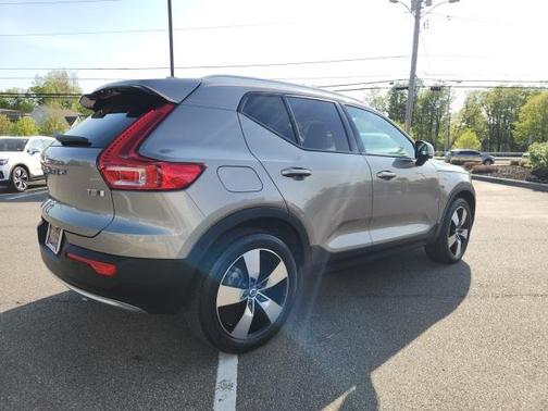 2022 Volvo XC40 T5 Momentum