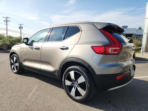 2022 Volvo XC40 T5 Momentum