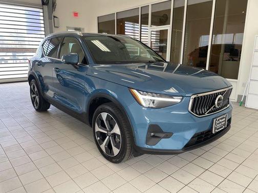 Fjord Blue Metallic 2025 Volvo XC40 B5 Plus Bright Theme