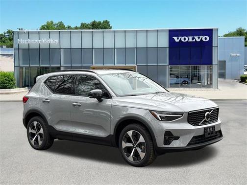 2026 Volvo XC40 B5 Plus