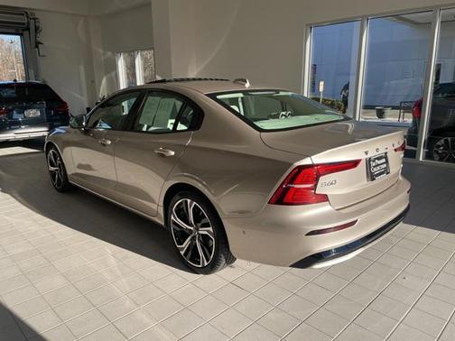 2024 Volvo S60 B5 Plus Dark Theme