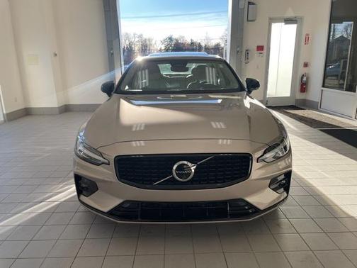 2024 Volvo S60 B5 Plus Dark Theme