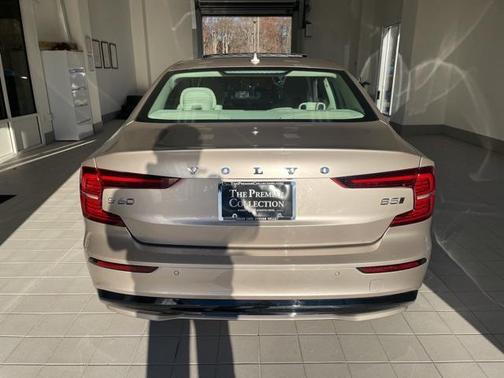 2024 Volvo S60 B5 Plus Dark Theme